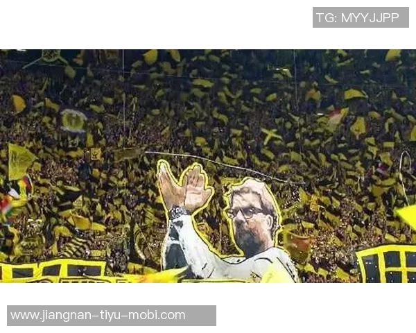 震撼场面拜仁球迷赛前展示TIFO并燃放烟花点燃全场气氛